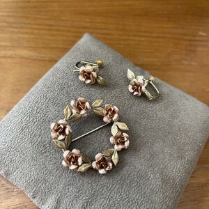 Vintage Krementz 14K Overlay Rose Circle Brooch With Matching Screwback Earrings